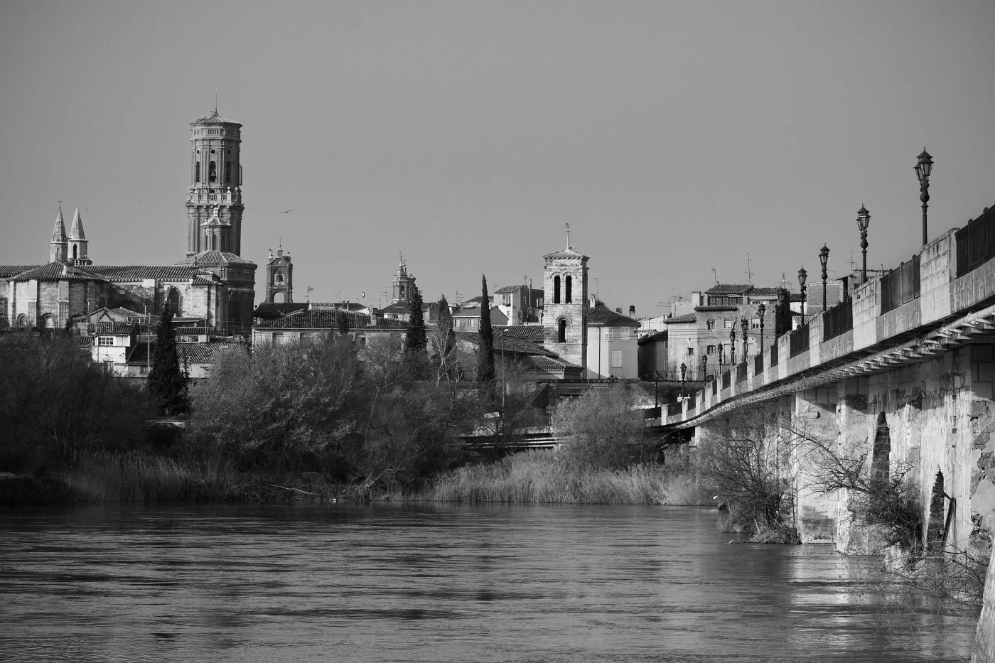 Tuteraren eta Ebro ibaiaren gaineko zubiaren zuri-beltzeko ikuspegia